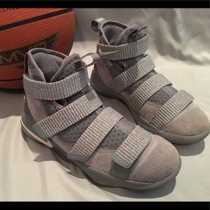 LeBron Soldier 11/Cool Gray/Basketball/Youth sz 4